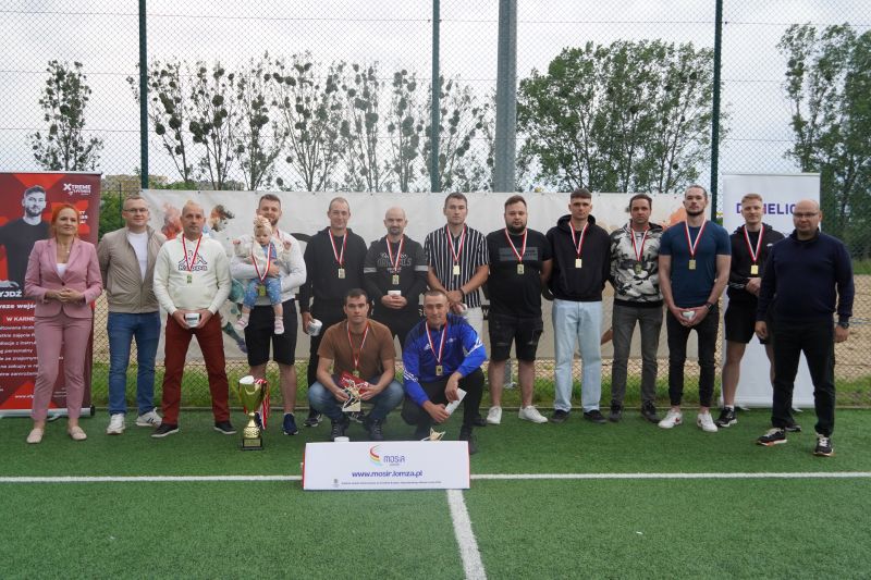 Zawodnicy zespołu UniGlass z Miejskiej Ligi Piłki Nożnej z dyrektor MOSiR w Łomży, wicepresezen OstroVit oraz przewodniczącym komisji sportu