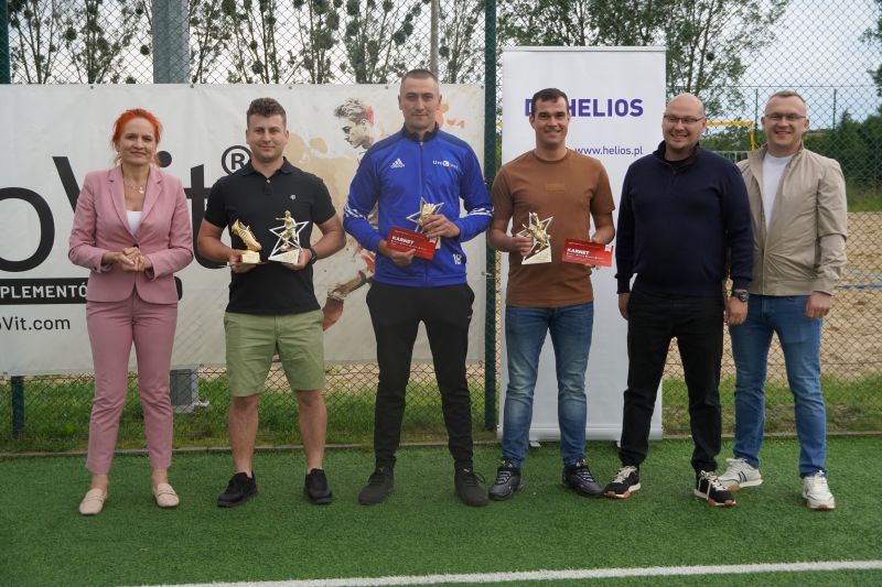 Na zdjęciu wyróżnieni zawodnicy Miejskiej Ligi Piłki Nożnej z dyrektor MOSiR w Łomży, wicepresezen OstroVit oraz przewodniczącym komisji sportu