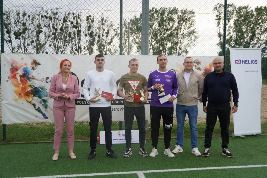 Na zdjęciu wyróznieni zawodnicy Miejskiej Ligi Piłki Nożnej z dyrektor MOSiR w Łomży, wicepresezen OstroVit oraz przewodniczącym komisji sportu