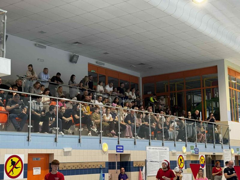 zdjęcie rodziców na trybunach podczas zawodów