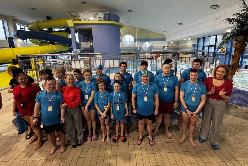 zawodnicy Zespołu Szkół Spejalnych na tle zjeżdżalni w Parku Wodnym