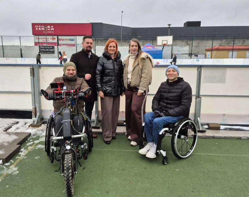 zdjęcie grupowe dyrektor i kierownika MOSiR, przewodniczącej społecznej rady ds niepełnosprawnści oraz dwóch dorosłych mężczyzn na wózkach