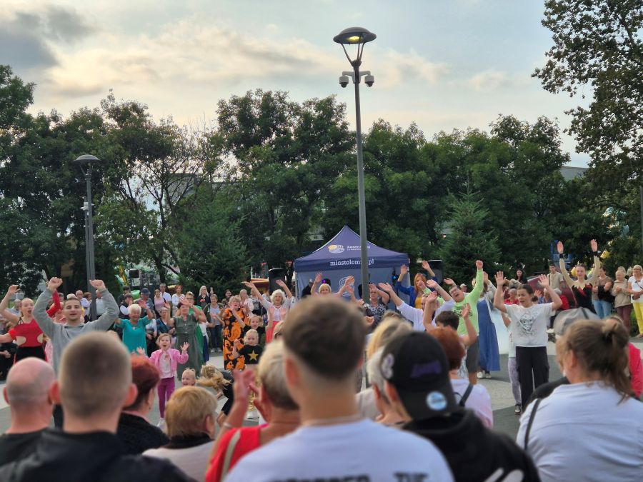 Grupa osób tańcząca na świeżym powietrzu