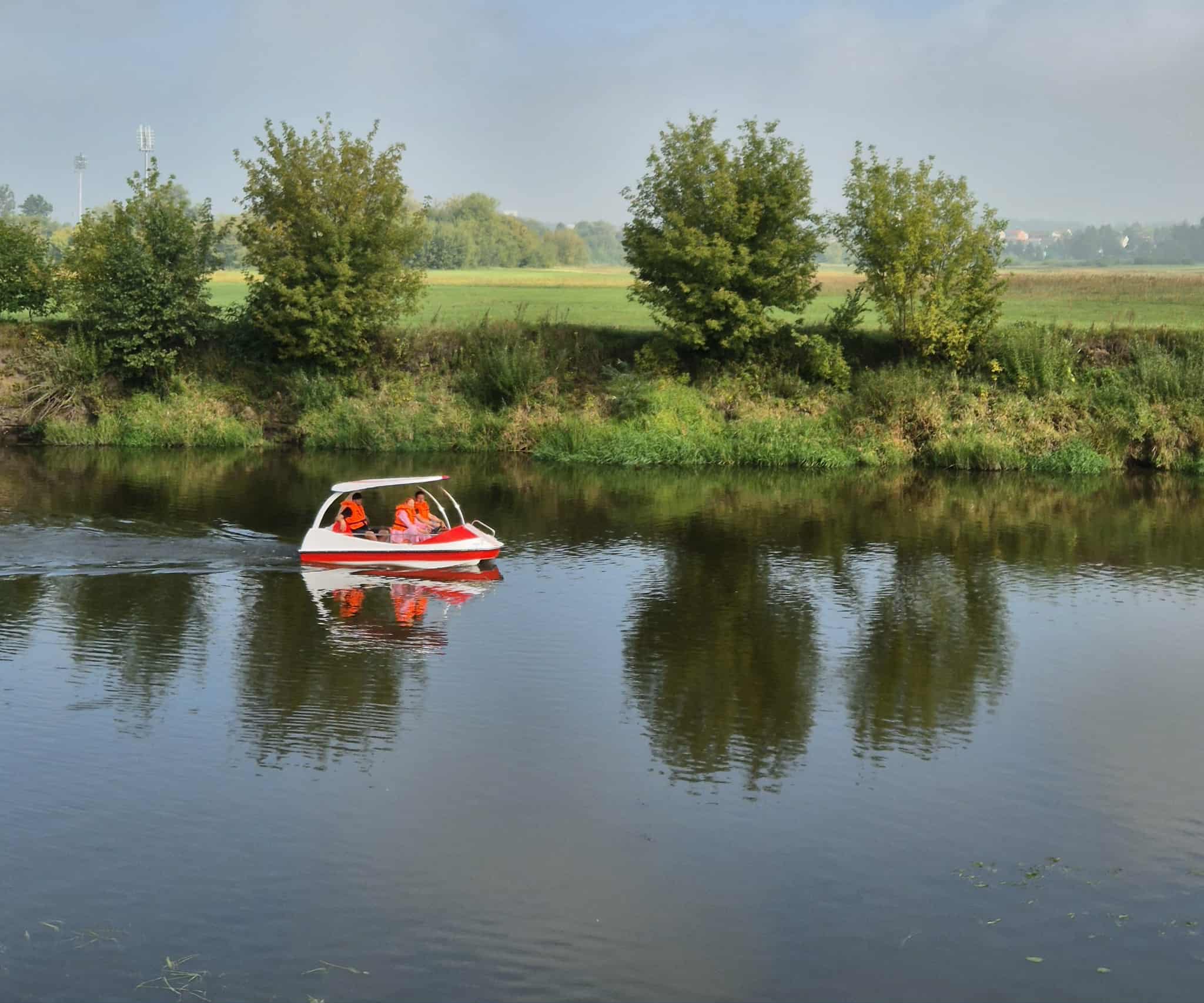 zdjęcie łódka elektryczna z pasażerami na rzece Narew