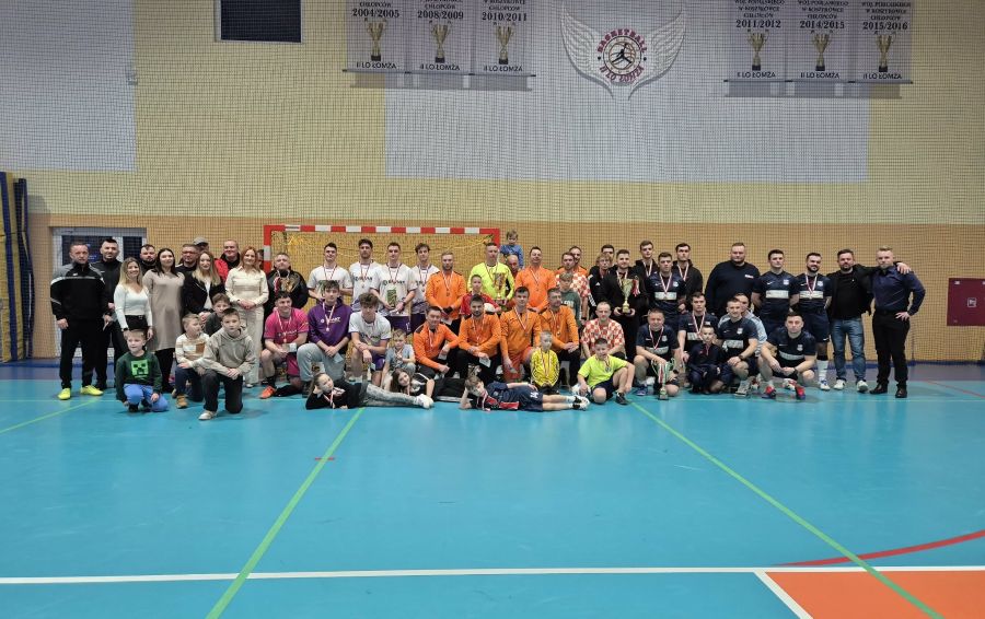zdjęcie grupowe zawodników Miejskiej Ligi Piłki Nożnej w hali sportowej