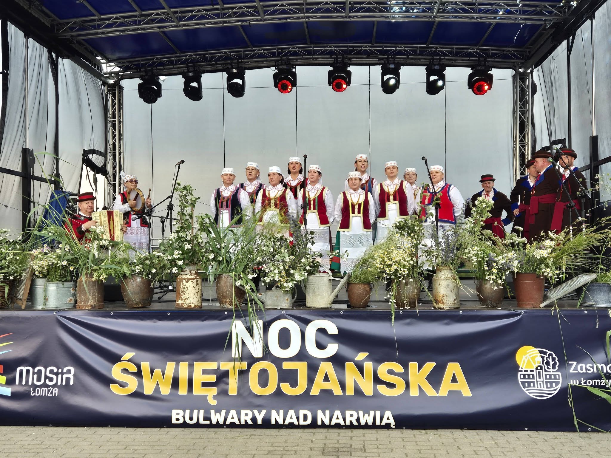 zespół regionalny folklorystyczny na scenie