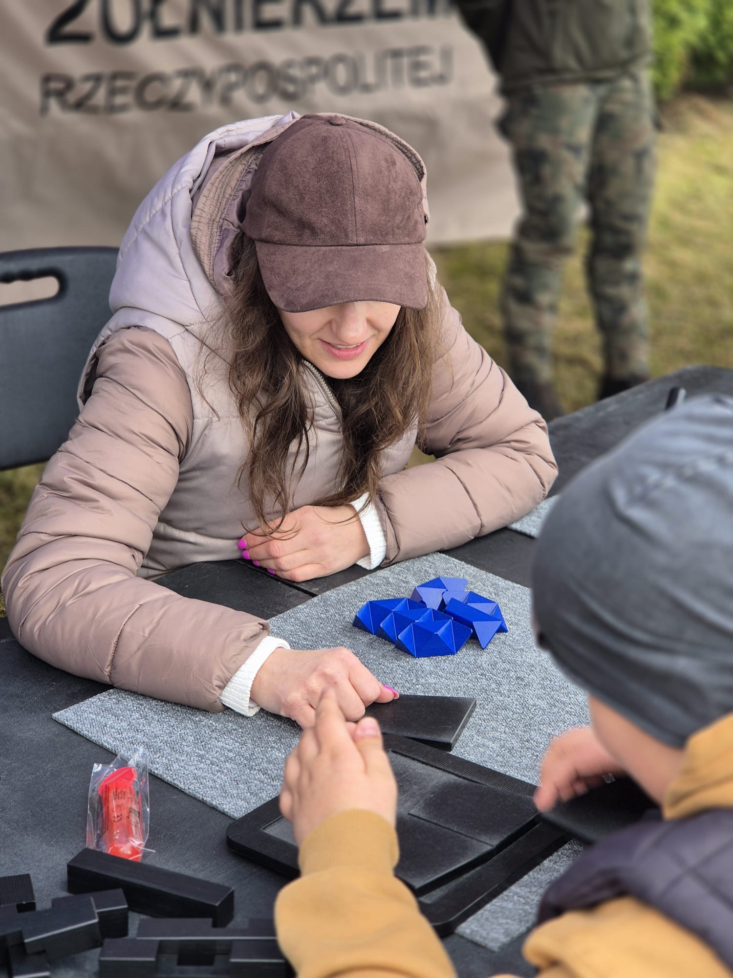 kobieta z dzieckiem na stoisku edukacyjnym SOWA