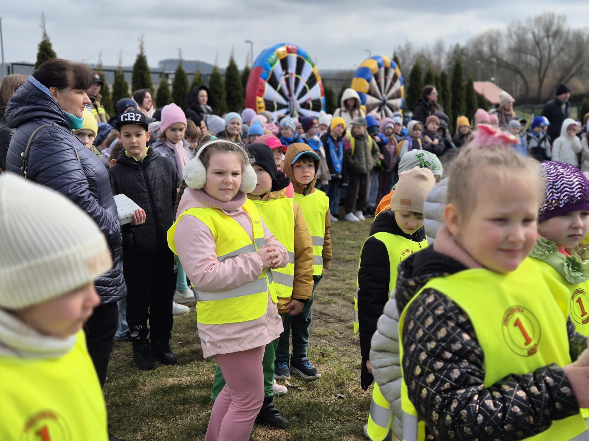 zdjęcie grupy dzieci na łomżyńskich bulwarach