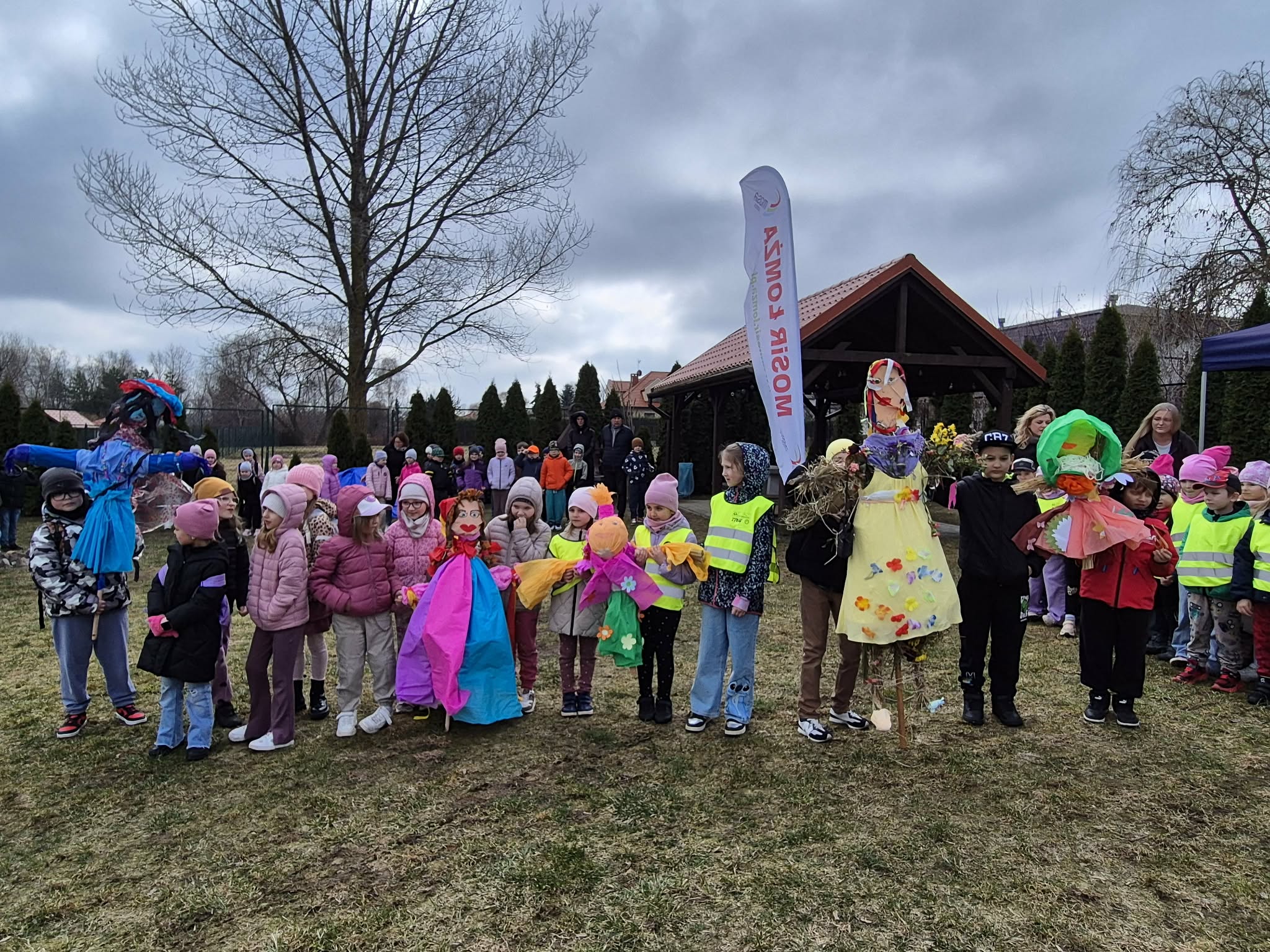 dzieci z marzannami na bulwarach