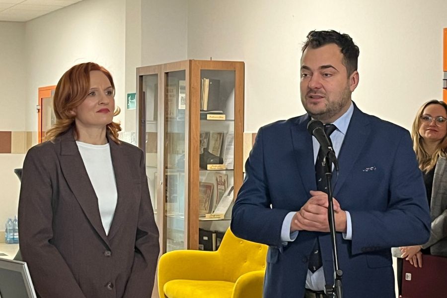 Prezydent Łomży Mariusz Chrzanowski przemawiający, obok Bernadeta Krynicka dyrektor MOSiR