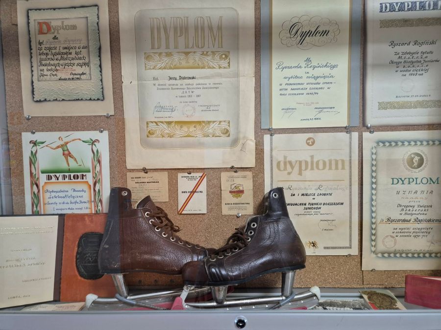 zdjęcie pamiątek w gablocie - dyplomy, łyżwy