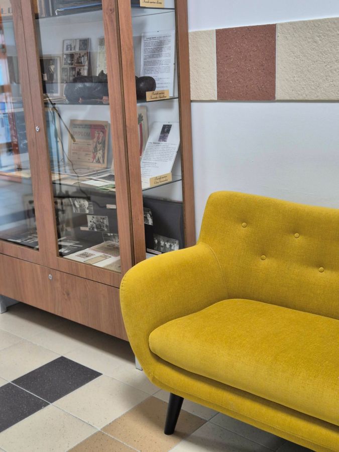 kanapa i gablota z pamiątkami izby historii sportu