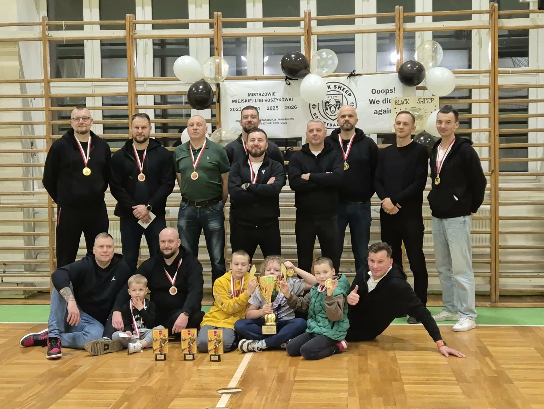 na zdjęciu zawodnicy zespołu Black Sheep  Miejskiej Ligi Koszykówki w hali sportowej