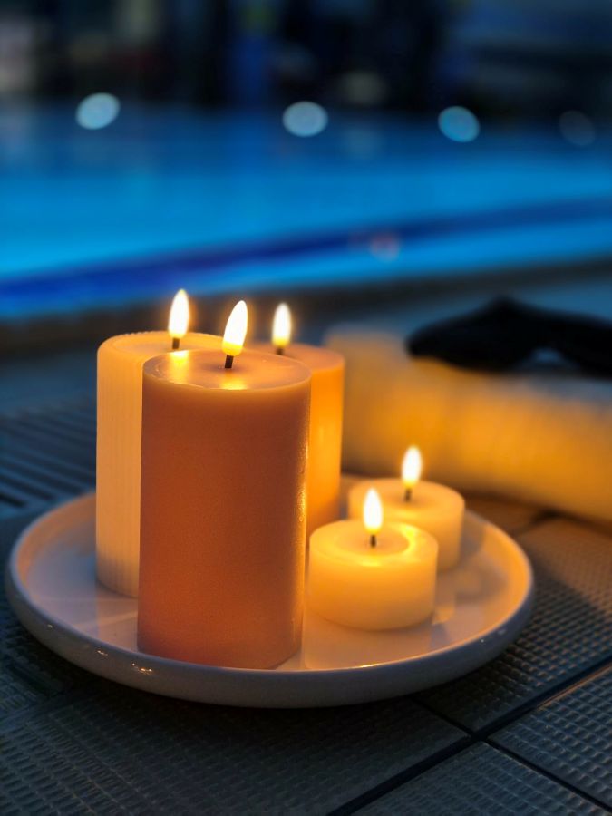 zdjęcie świeczek i w tle woda w basenie