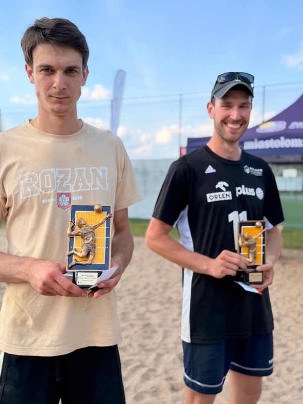Dwoje najlepszych zawodników z trofeami