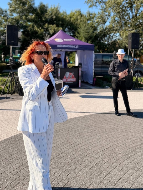 Zdjęcie przedstawia Panią Dyrektor MOSiR Łomża, która mówi przez mikrofon